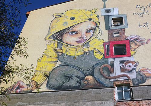 Foto eines Wandgemäldes an einer Hausfassade.